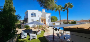 Ontdek deze luxe villa aan de Spaanse kust met een privézwembad weelderige tuinen en een prachtig uitzicht op zee geniet van comfort en elegantie in een rustige zonnige omgeving de ideale plek voor on